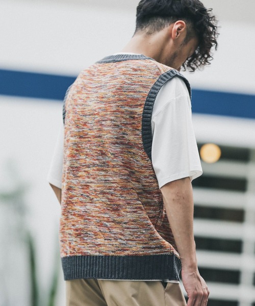 URBAN RESEARCH Sonny Label(アーバンリサーチサニーレーベル)の「メランジクルーネックニットベスト(ベスト・メンズ・グレー系その他/ベージュ系その他・MEDIUM/LARGE)」の16枚目の写真