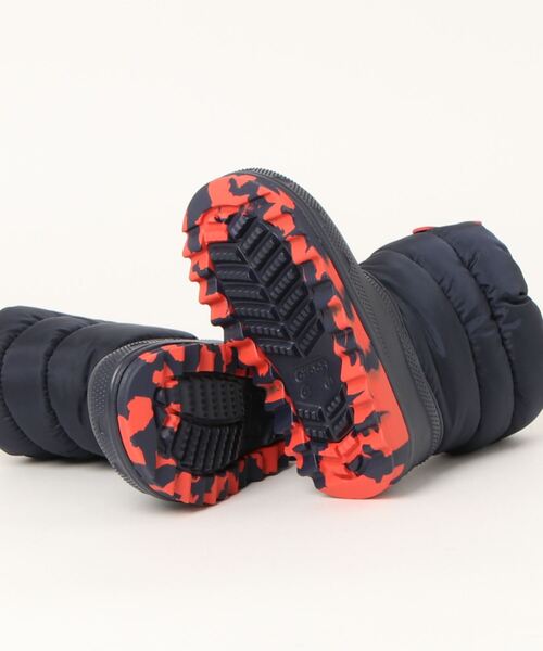 crocs(クロックス)の「クロックス クラシック ネオ パフ ブーツ キッズ ブーツ / crocs Classic Neo Puff Boot K(ブーツ・キッズ・ネイビー/ピンク・19cm/20cm/19.5cm/21cm/18cm/18.5cm)」の4枚目の写真