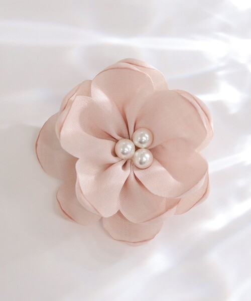 B:MING by BEAMS(ビーミングバイビームス)の「【セレモニー・フォーマル】パール フラワー コサージュ(ブローチ/コサージュ・レディース・ライトベージュ/コーラル/ネイビー・FREE)」の3枚目の写真