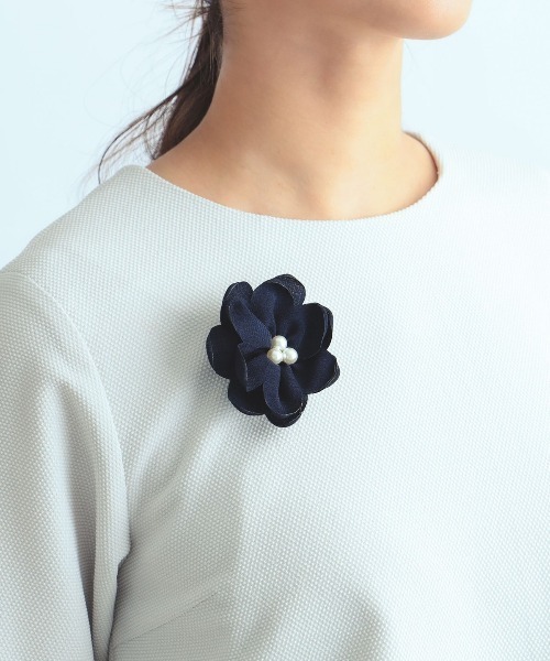 B:MING by BEAMS(ビーミングバイビームス)の「【セレモニー・フォーマル】パール フラワー コサージュ(ブローチ/コサージュ・レディース・ライトベージュ/コーラル/ネイビー・FREE)」の1枚目の写真