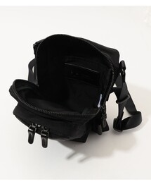 アミアカルヴァ　ボーディーバッグ　ブラック　フロントポケット付き amiacalva（アミアカルヴァ）の「AMIACALVA Gabardine WP