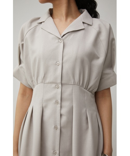 AZUL by moussy（アズールバイマウジー）の「WAIST TUCK HALF SLEEVE OP/ウエストタックハーフスリーブワンピース（ワンピース・レディース・ライトカーキ/ライトベージュ/ダークネイビー・SMALL/MEDIUM）」の4枚目の写真