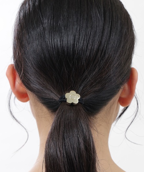 MARY QUANT（マリークワント）の「デイジーメタル ヘアゴム（ヘアゴム・レディース・シルバー/ゴールド・FREE）」の5枚目の写真