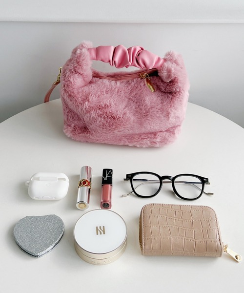 Loueme(ルエム)の「2WAYフェイクファーショルダーバッグ(ショルダーバッグ・レディース・ブラック/ピンク/グレイッシュベージュ・FREE)」の22枚目の写真