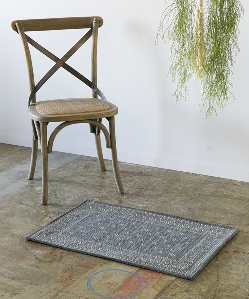 journal standard Furniture (ジャーナルスタンダードファニチャー)の「Cross Bandanna Rug 80*50 クロスバンダナラグマット ^(ラグ/マット)」|チャコールグレー