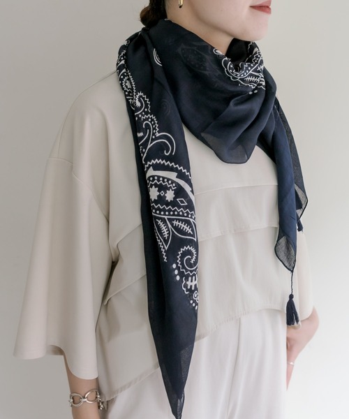 ear PAPILLONNER（イアパピヨネ）の「バンダナ柄ストール（ストール/ショール・レディース・グレー/ホワイト/ネイビー/ベージュ・FREE）」の4枚目の写真