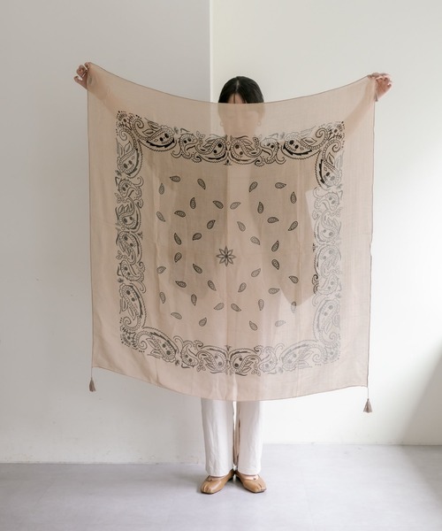 ear PAPILLONNER（イアパピヨネ）の「バンダナ柄ストール（ストール/ショール・レディース・グレー/ホワイト/ネイビー/ベージュ・FREE）」の5枚目の写真