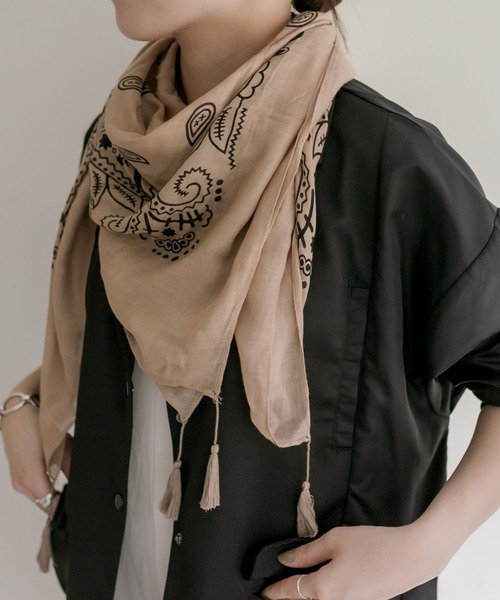 ear PAPILLONNER（イアパピヨネ）の「バンダナ柄ストール（ストール/ショール・レディース・グレー/ホワイト/ネイビー/ベージュ・FREE）」の7枚目の写真