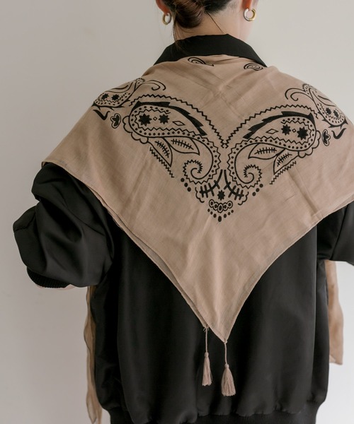 ear PAPILLONNER（イアパピヨネ）の「バンダナ柄ストール（ストール/ショール・レディース・グレー/ホワイト/ネイビー/ベージュ・FREE）」の10枚目の写真