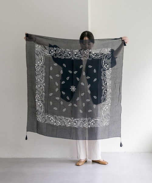 ear PAPILLONNER（イアパピヨネ）の「バンダナ柄ストール（ストール/ショール・レディース・グレー/ホワイト/ネイビー/ベージュ・FREE）」の11枚目の写真