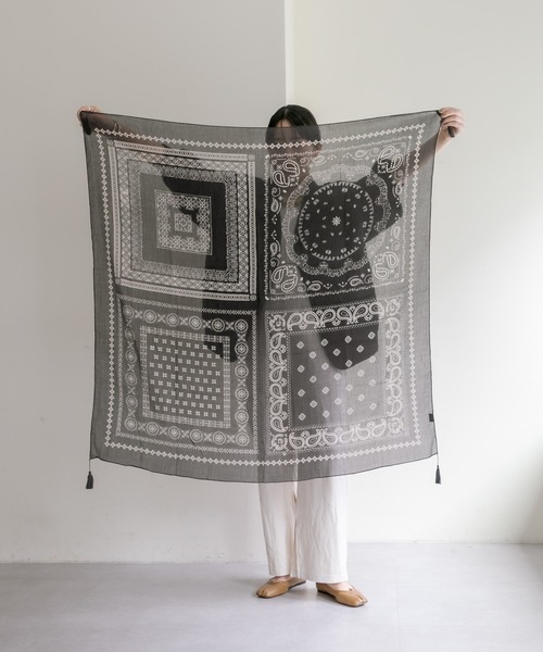 ear PAPILLONNER（イアパピヨネ）の「バンダナ柄ストール（ストール/ショール・レディース・グレー/ホワイト/ネイビー/ベージュ・FREE）」の14枚目の写真