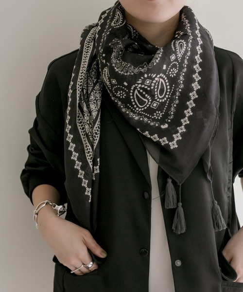 ear PAPILLONNER（イアパピヨネ）の「バンダナ柄ストール（ストール/ショール・レディース・グレー/ホワイト/ネイビー/ベージュ・FREE）」の17枚目の写真