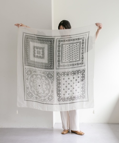 ear PAPILLONNER（イアパピヨネ）の「バンダナ柄ストール（ストール/ショール・レディース・グレー/ホワイト/ネイビー/ベージュ・FREE）」の21枚目の写真