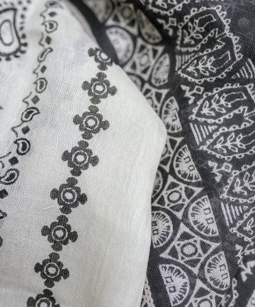 ear PAPILLONNER（イアパピヨネ）の「バンダナ柄ストール（ストール/ショール・レディース・グレー/ホワイト/ネイビー/ベージュ・FREE）」の22枚目の写真