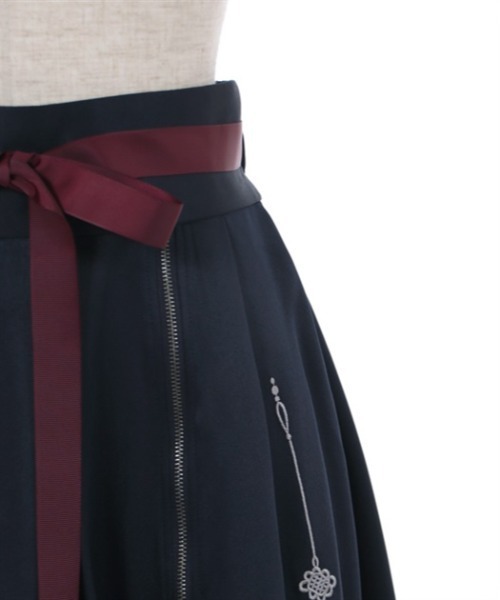 axes femme(アクシーズファム)の「チャイナ刺繍ジップ付スカート(スカート・レディース・ワイン/ネイビー/ブラック・FREE)」の19枚目の写真