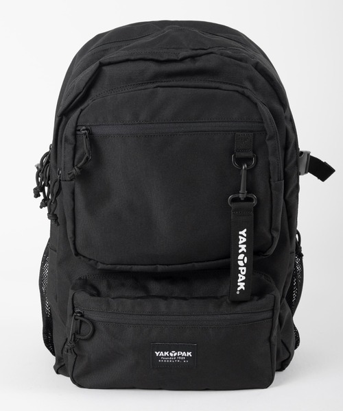 YAKPAK（ヤックパック）の「【YAK PAK/ヤックパック】ブランドロゴ ピスネームタグデザイン チャーム付 ダブルポケット 600Dバックパック/リュック（バックパック/リュック・メンズ・ブラック・FREE）」の2枚目の写真