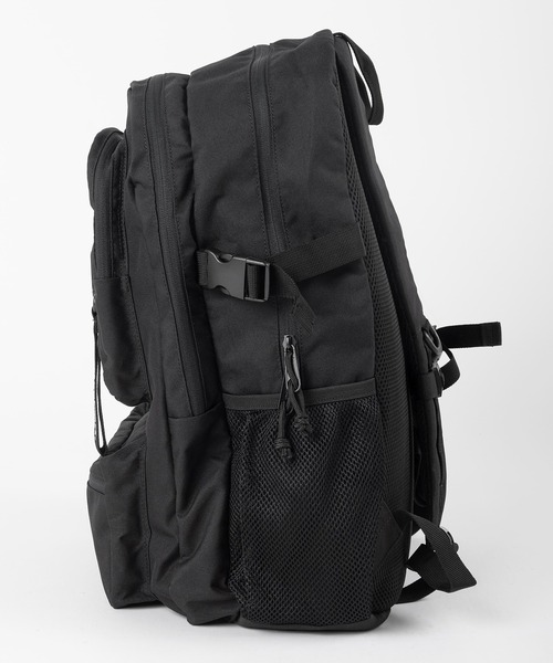 YAKPAK（ヤックパック）の「【YAK PAK/ヤックパック】ブランドロゴ ピスネームタグデザイン チャーム付 ダブルポケット 600Dバックパック/リュック（バックパック/リュック・メンズ・ブラック・FREE）」の3枚目の写真