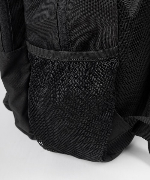 YAKPAK（ヤックパック）の「【YAK PAK/ヤックパック】ブランドロゴ ピスネームタグデザイン チャーム付 ダブルポケット 600Dバックパック/リュック（バックパック/リュック・メンズ・ブラック・FREE）」の6枚目の写真