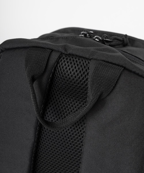 YAKPAK（ヤックパック）の「【YAK PAK/ヤックパック】ブランドロゴ ピスネームタグデザイン チャーム付 ダブルポケット 600Dバックパック/リュック（バックパック/リュック・メンズ・ブラック・FREE）」の8枚目の写真