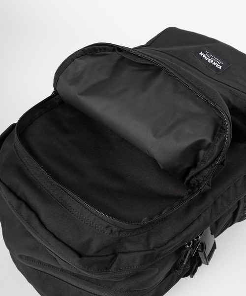 YAKPAK（ヤックパック）の「【YAK PAK/ヤックパック】ブランドロゴ ピスネームタグデザイン チャーム付 ダブルポケット 600Dバックパック/リュック（バックパック/リュック・メンズ・ブラック・FREE）」の11枚目の写真