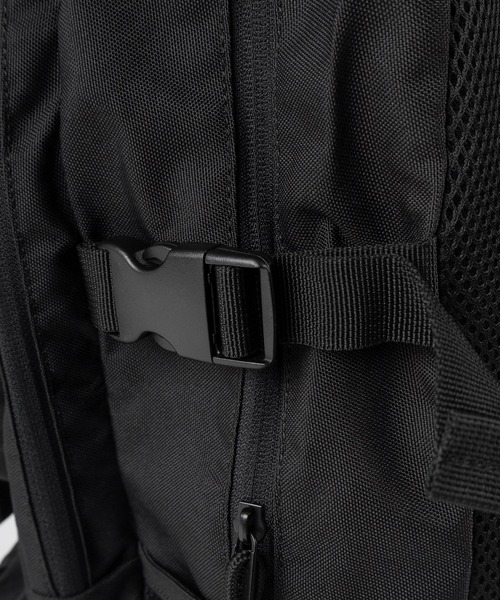 YAKPAK（ヤックパック）の「【YAK PAK/ヤックパック】ブランドロゴ ピスネームタグデザイン チャーム付 ダブルポケット 600Dバックパック/リュック（バックパック/リュック・メンズ・ブラック・FREE）」の7枚目の写真