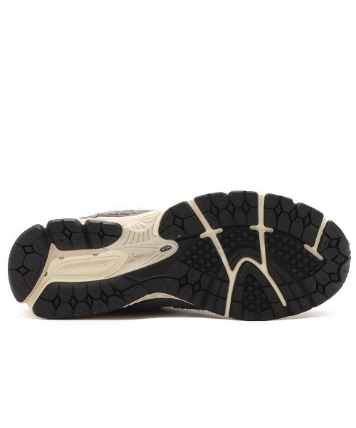 NEW BALANCE(ニューバランス)の「New Balance M2002 / ニューバランス M2002(スニーカー・メンズ・グレー/ホワイト・25.5cm/26.0cm/26.5cm/27.0cm/27.5cm/28.0cm/28.5cm/29.0cm/23.0cm/23.5cm/24.0cm/24.5cm/25.0cm/22.5cm/30.0cm)」の17枚目の写真