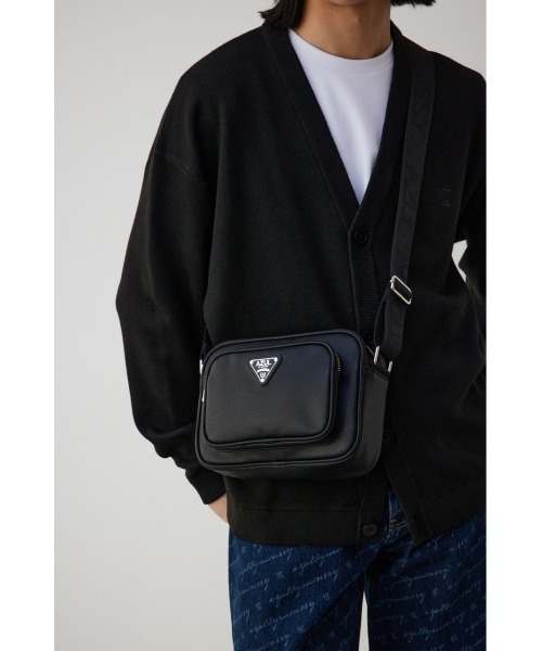 AZUL by moussy(アズールバイマウジー)の「ロゴプレートミニショルダーバッグ(ショルダーバッグ・メンズ・ブラック・FREE)」の1枚目の写真