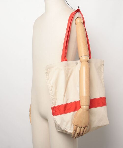 FRUIT OF THE LOOM(フルーツオブザルーム)の「FRUIT OF THE LOOM NYLON TOTEBAG L(トートバッグ・レディース・ブラック/アイボリー・FREE)」の6枚目の写真