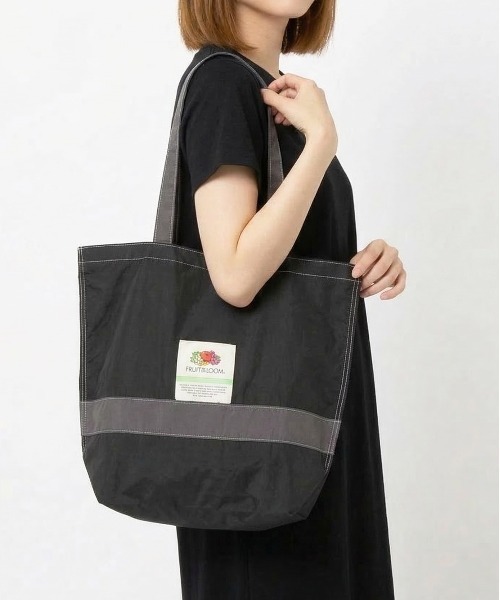FRUIT OF THE LOOM(フルーツオブザルーム)の「FRUIT OF THE LOOM NYLON TOTEBAG L(トートバッグ・レディース・ブラック/アイボリー・FREE)」の2枚目の写真