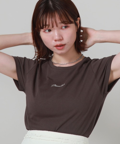 archives（アルシーヴ）の「ロゴ刺繍チビＴ（Tシャツ/カットソー・レディース・オフホワイト/チャコールグレー/ブルー/ブラック・MEDIUM）」の3枚目の写真