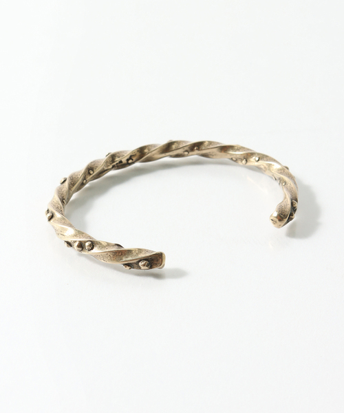JOURNAL STANDARD(ジャーナルスタンダード)の「Philip Crangi / フィリップクランジ Studded Twist Cuff(バングル/リストバンド・メンズ・ゴールド・FREE)」の2枚目の写真
