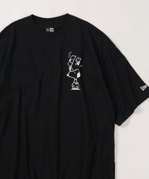 make a ray!（メイク ア レイ！）の「【NEW ERA/ニューエラ】PEANUTSコラボ  ワンポイントロゴ＆バックヴィンテージイラストデザイン 半袖プリントTシャツ/オーバーサイズドフィット（Tシャツ/カットソー・レディース・ブラック/グレイッシュベージュ・M/L/XL）」の2枚目の写真