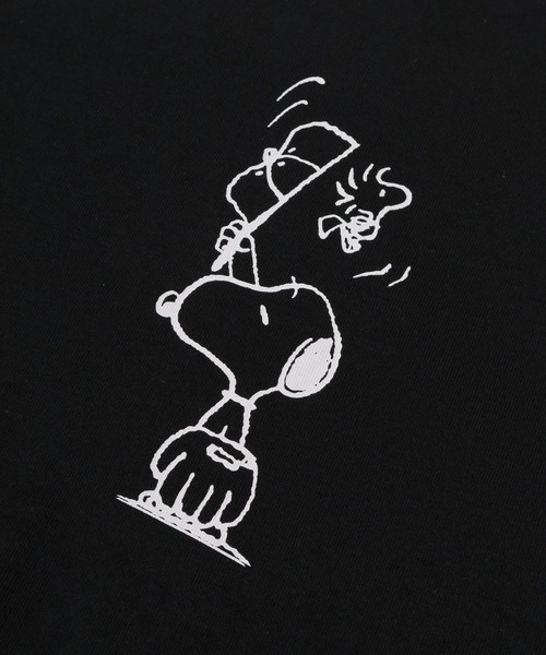 make a ray!（メイク ア レイ！）の「【NEW ERA/ニューエラ】PEANUTSコラボ  ワンポイントロゴ＆バックヴィンテージイラストデザイン 半袖プリントTシャツ/オーバーサイズドフィット（Tシャツ/カットソー・レディース・ブラック/グレイッシュベージュ・M/L/XL）」の8枚目の写真