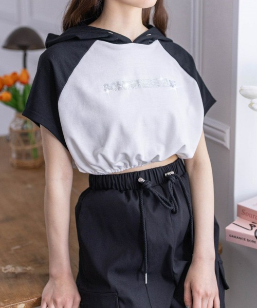 clear(クリア)の「フード付き配色ラインストーンロゴ半袖パーカトップス(パーカー・レディース・グレー系その他/ホワイト×ブラック/ホワイト系その他・F)」の2枚目の写真