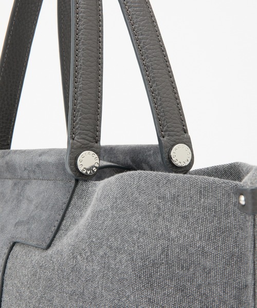 IACUCCI（イアクッチ）の「ソルベット M SUEDE/CERVO（トートバッグ・レディース・チャコールグレー/サンドベージュ・FREE）」の12枚目の写真