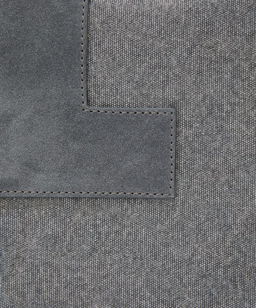 IACUCCI（イアクッチ）の「ソルベット M SUEDE/CERVO（トートバッグ・レディース・チャコールグレー/サンドベージュ・FREE）」の13枚目の写真