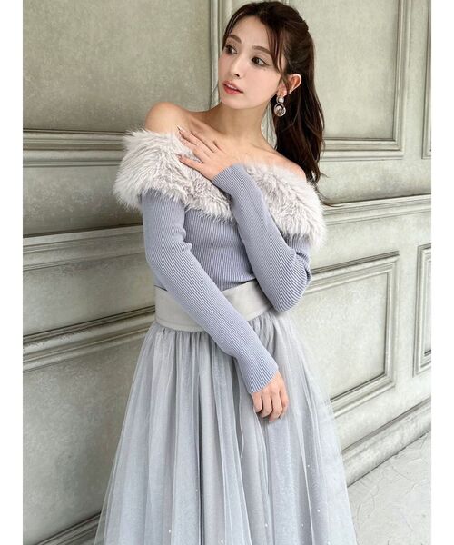 RESEXXY(リゼクシー)の「フェイクファーオフショルニットトップス(ニット/セーター・レディース・アイボリー/ブラック/ブルー・FREE)」の4枚目の写真