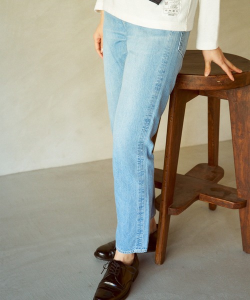 OMNIGOD（オムニゴッド）の「[OMNIGOD womens / オムニゴッド] 10ozデニム 5Pイージーテーパードパンツ（デニムパンツ・レディース・ライトインディゴブルー・1/0）」の2枚目の写真