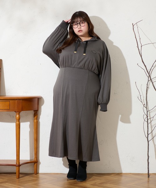Louiosy(ルオシー)の「【大きいサイズ】フード付きマーメイドスウェットワンピース(ワンピース・レディース・アイボリー/チャコールグレー・4L/3L/X-LARGE)」の1枚目の写真