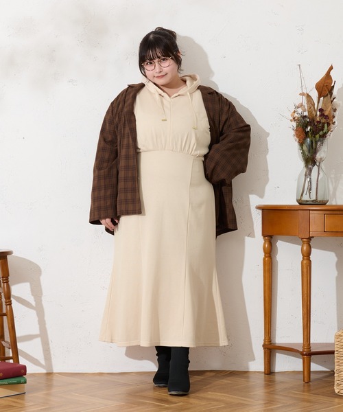 Louiosy(ルオシー)の「【大きいサイズ】フード付きマーメイドスウェットワンピース(ワンピース・レディース・アイボリー/チャコールグレー・4L/3L/X-LARGE)」の21枚目の写真