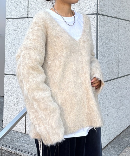 ISOOK(アイスー)の「Vネックシャギーニット(chiica select) / シャギーニット 深Vネック フェザーニット 長袖 ルーズ ビックシルエット オーバーサイズ レイヤード 重ね着 セーター アイボリー ブルー 白 青(ニット/セーター・レディース・ブルー/アイボリー・FREE)」の18枚目の写真