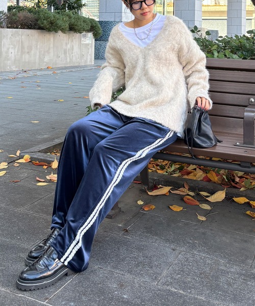 ISOOK(アイスー)の「Vネックシャギーニット(chiica select) / シャギーニット 深Vネック フェザーニット 長袖 ルーズ ビックシルエット オーバーサイズ レイヤード 重ね着 セーター アイボリー ブルー 白 青(ニット/セーター・レディース・ブルー/アイボリー・FREE)」の16枚目の写真