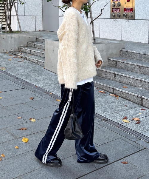 ISOOK(アイスー)の「Vネックシャギーニット(chiica select) / シャギーニット 深Vネック フェザーニット 長袖 ルーズ ビックシルエット オーバーサイズ レイヤード 重ね着 セーター アイボリー ブルー 白 青(ニット/セーター・レディース・ブルー/アイボリー・FREE)」の17枚目の写真