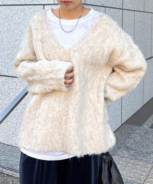 ISOOK(アイスー)の「Vネックシャギーニット(chiica select) / シャギーニット 深Vネック フェザーニット 長袖 ルーズ ビックシルエット オーバーサイズ レイヤード 重ね着 セーター アイボリー ブルー 白 青(ニット/セーター・レディース・ブルー/アイボリー・FREE)」の15枚目の写真