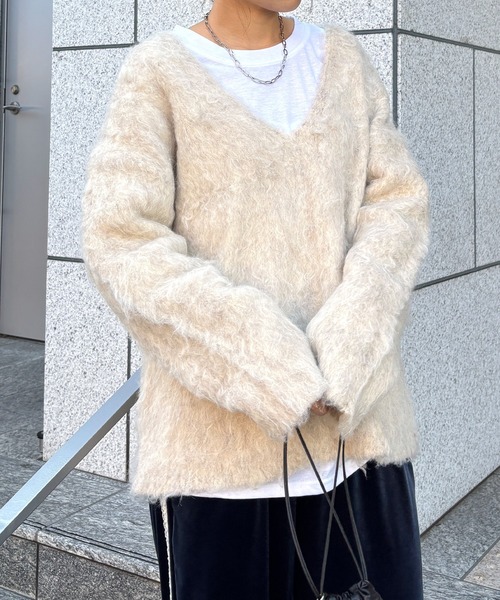 ISOOK(アイスー)の「Vネックシャギーニット(chiica select) / シャギーニット 深Vネック フェザーニット 長袖 ルーズ ビックシルエット オーバーサイズ レイヤード 重ね着 セーター アイボリー ブルー 白 青(ニット/セーター・レディース・ブルー/アイボリー・FREE)」の11枚目の写真