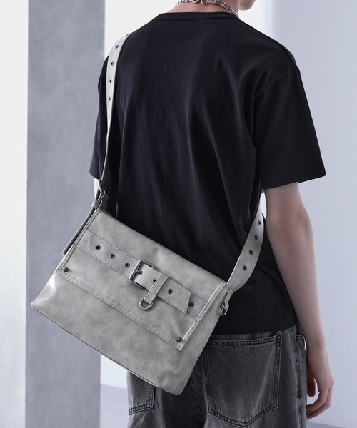 Loose/ルース(ルース)の「ベルトデザイン 合皮ショルダーバッグ(ショルダーバッグ・メンズ・ブラック/ホワイト系/ブラック系/ブラウン・FREE)」の11枚目の写真