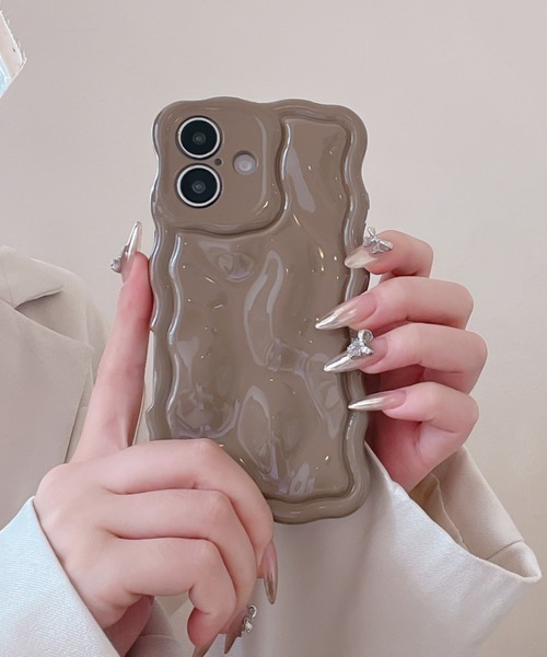 Mayree(メイリー)の「【float】メタル ウェーブ メルトデザイン iPhoneケース【iPhoneシリーズ/各種機種対応】(スマホケース/カバー・レディース・オリーブ/グリーン/ライトブラウン/ガンメタ/ゴールド/シルバー/ボルドー/ベビーピンク/ピンク/ライトパープル/パープル/ブルー/アイボリー・iPhone 16 Pro/iPhone 16/iPhone 15 Pro/iPhone 15/iPhone 14/iPhone 14 Pro)」の3枚目の写真