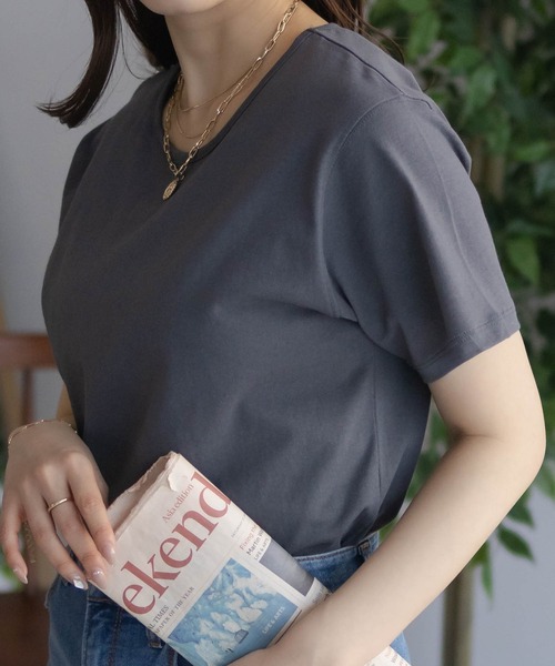 NAVY(ネイビー)の「【 綿100% 】NAVY ベーシッククルーTシャツ(Tシャツ/カットソー・レディース・チャコールグレー/ブラック/オフホワイト/ラベンダー/モカ・M/L)」の4枚目の写真