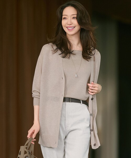 23区（ニジュウサンク）の「【CanCam10月号掲載/CLASSY.10月号掲載】シャイニーシアー カーディガン（カーディガン/ボレロ・レディース・ライトグレー系/ダークブラウン系/ベージュ系/ブラック系/ピンク系・38）」の4枚目の写真