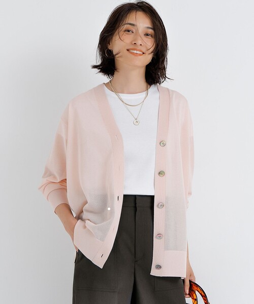 23区（ニジュウサンク）の「【CanCam10月号掲載/CLASSY.10月号掲載】シャイニーシアー カーディガン（カーディガン/ボレロ・レディース・ライトグレー系/ダークブラウン系/ベージュ系/ブラック系/ピンク系・38）」の5枚目の写真